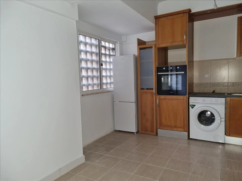 Apartamento T2 para Venda em Campolide Foto 6