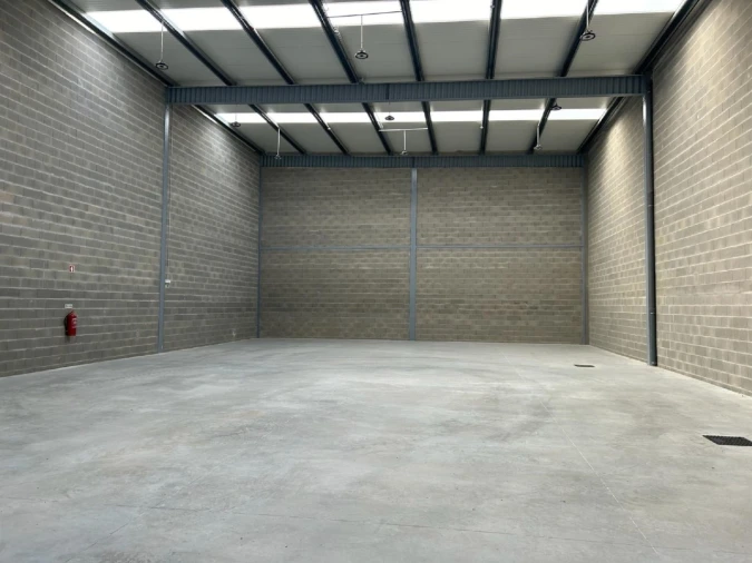 Armazém para Arrendamento em Oiã