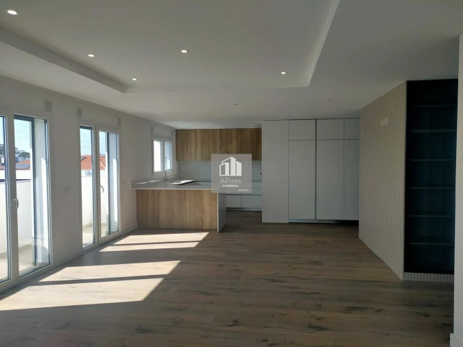 Apartamento T5 para Venda em Laranjeiro e Feijó Foto 8