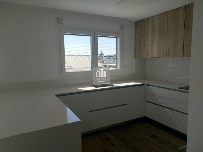 Apartamento T5 para Venda em Laranjeiro e Feijó Foto 9