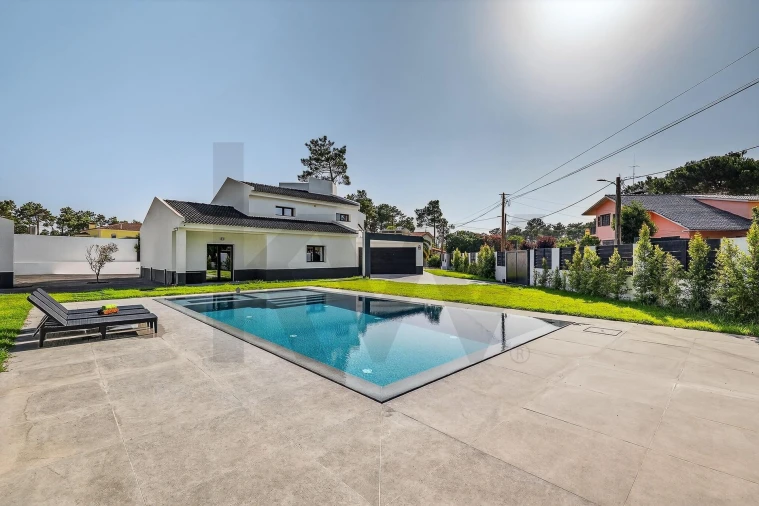 Moradia T4 para Venda em Corroios Foto 3