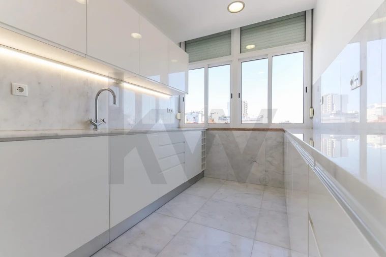 Apartamento T3 para Arrendamento em Alvalade Foto 9