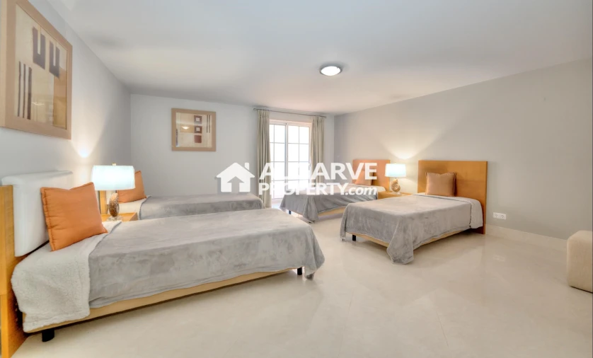 Moradia T4 para Venda em Quarteira Foto 32