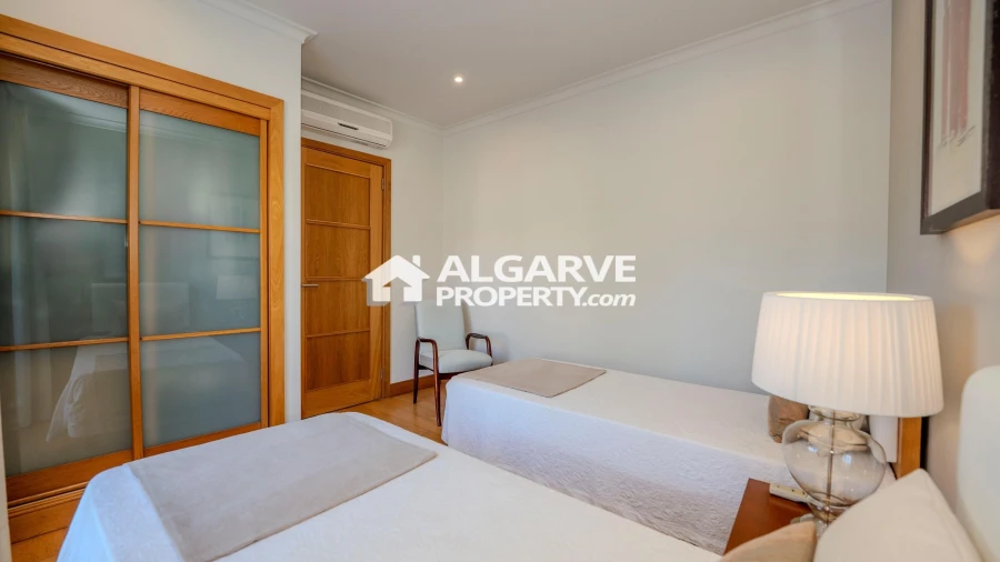 Moradia T4 para Venda em Quarteira Foto 19