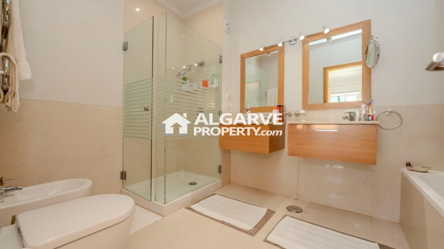 Moradia T4 para Venda em Quarteira Foto 11