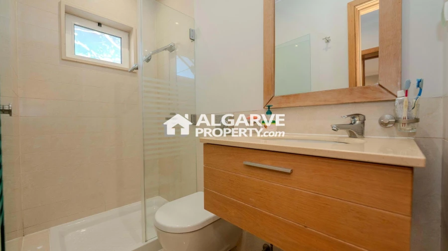 Moradia T4 para Venda em Quarteira Foto 6