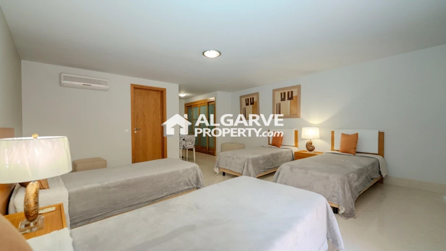 Moradia T4 para Venda em Quarteira Foto 20