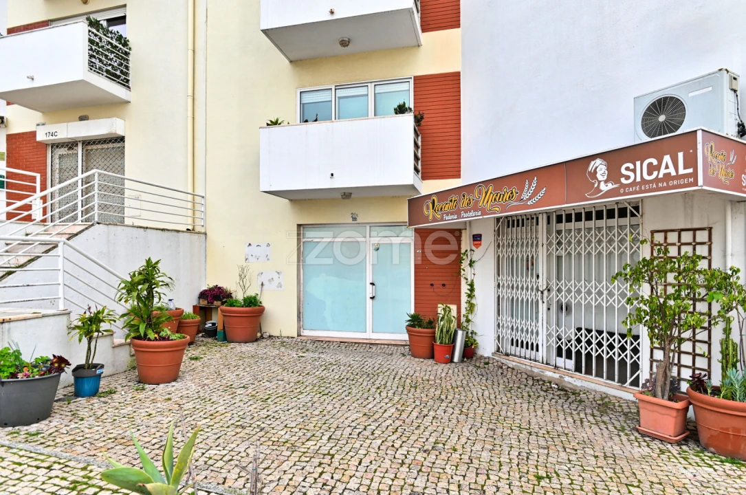 Negócio para Arrendamento em São Domingos de Rana Foto 2