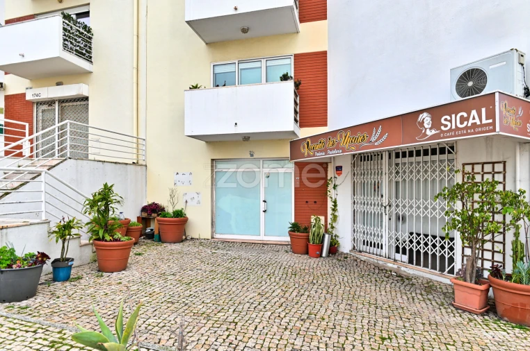 Negócio para Arrendamento em São Domingos de Rana Foto 2