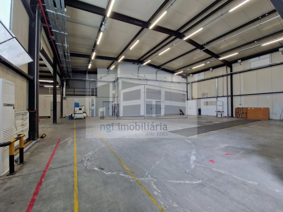 Loja para Arrendamento em Santo António dos Cavaleiros e Frielas Foto 6