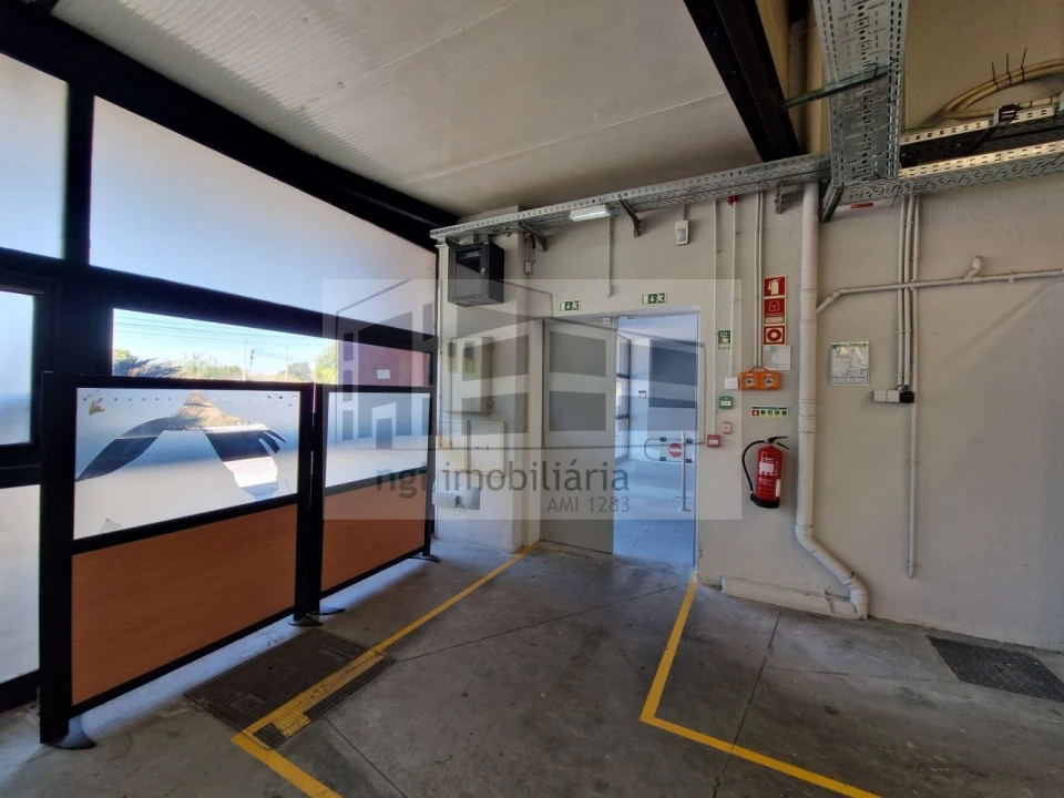 Loja para Arrendamento em Santo António dos Cavaleiros e Frielas Foto 32