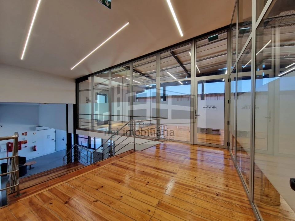 Loja para Arrendamento em Santo António dos Cavaleiros e Frielas Foto 45