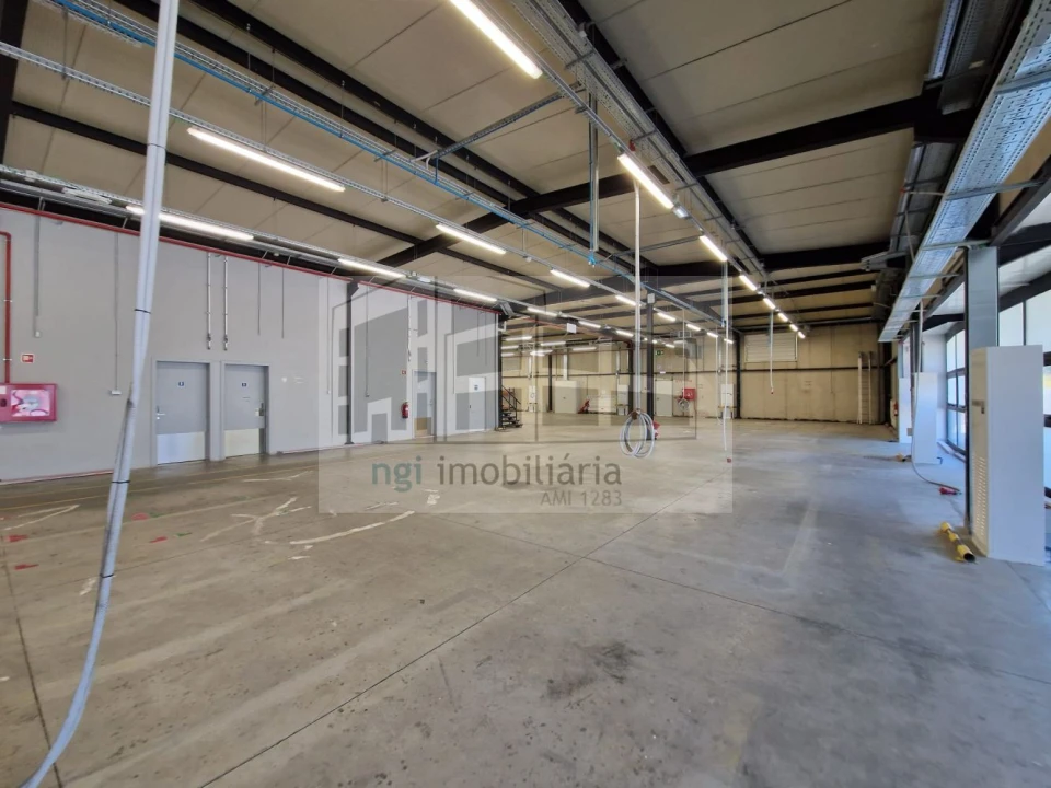 Loja para Arrendamento em Santo António dos Cavaleiros e Frielas Foto 2