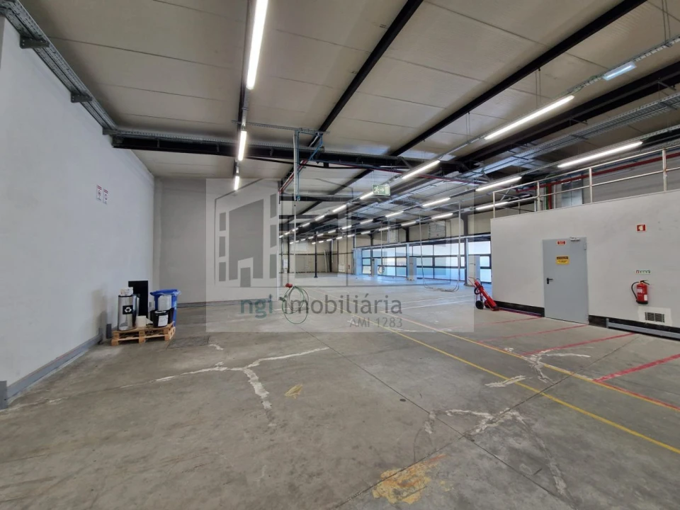 Loja para Arrendamento em Santo António dos Cavaleiros e Frielas Foto 16