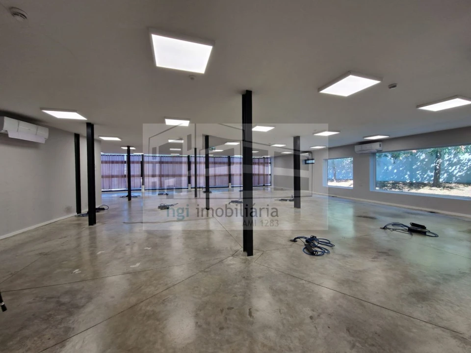 Loja para Arrendamento em Santo António dos Cavaleiros e Frielas Foto 23