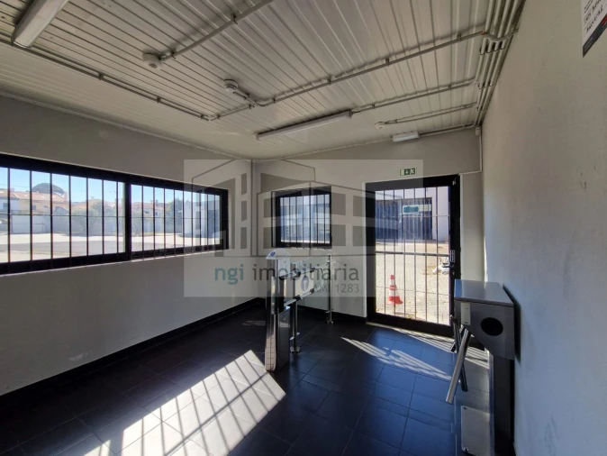 Loja para Arrendamento em Santo António dos Cavaleiros e Frielas Foto 35