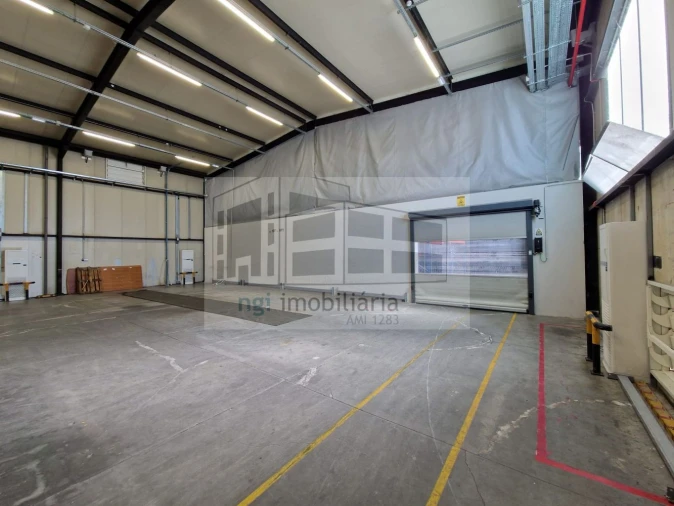 Loja para Arrendamento em Santo António dos Cavaleiros e Frielas Foto 13