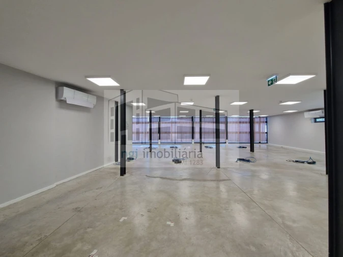 Loja para Arrendamento em Santo António dos Cavaleiros e Frielas Foto 22