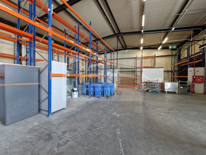 Loja para Arrendamento em Santo António dos Cavaleiros e Frielas Foto 11