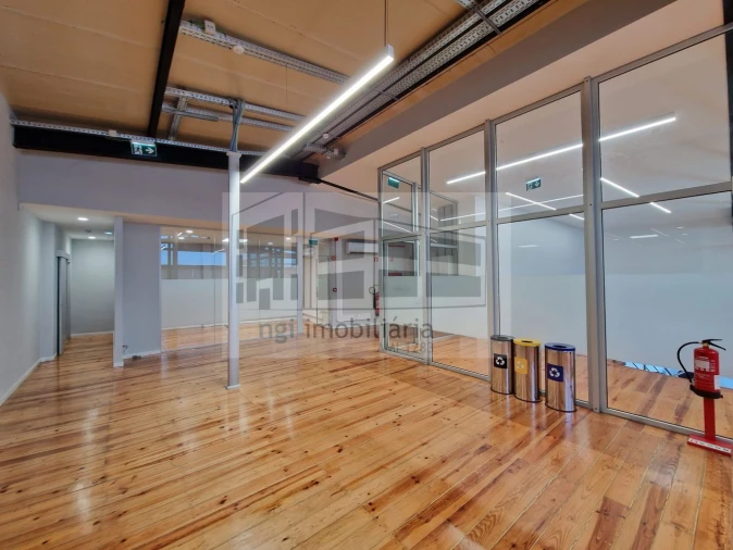 Loja para Arrendamento em Santo António dos Cavaleiros e Frielas Foto 48