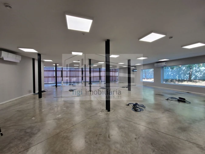 Loja para Arrendamento em Santo António dos Cavaleiros e Frielas Foto 23