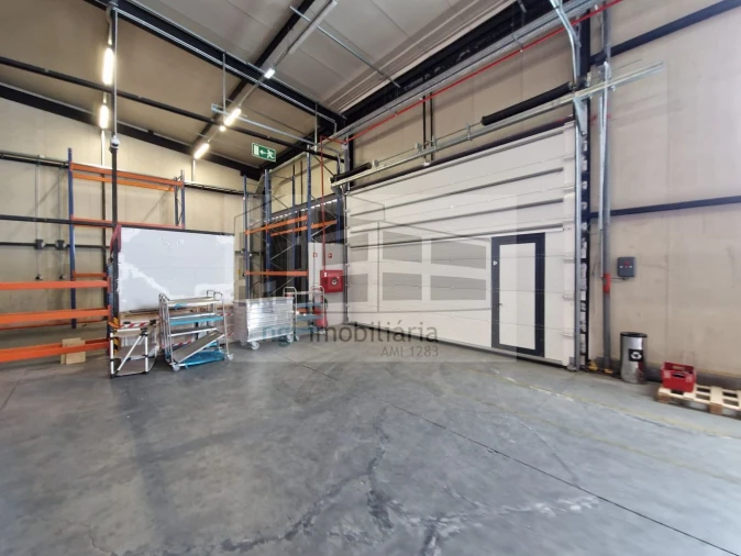 Loja para Arrendamento em Santo António dos Cavaleiros e Frielas Foto 8