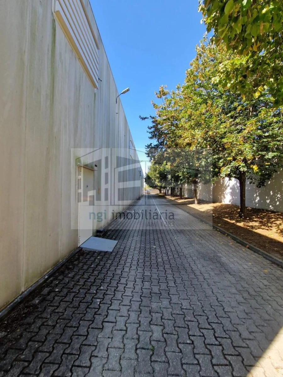 Loja para Arrendamento em Santo António dos Cavaleiros e Frielas Foto 56