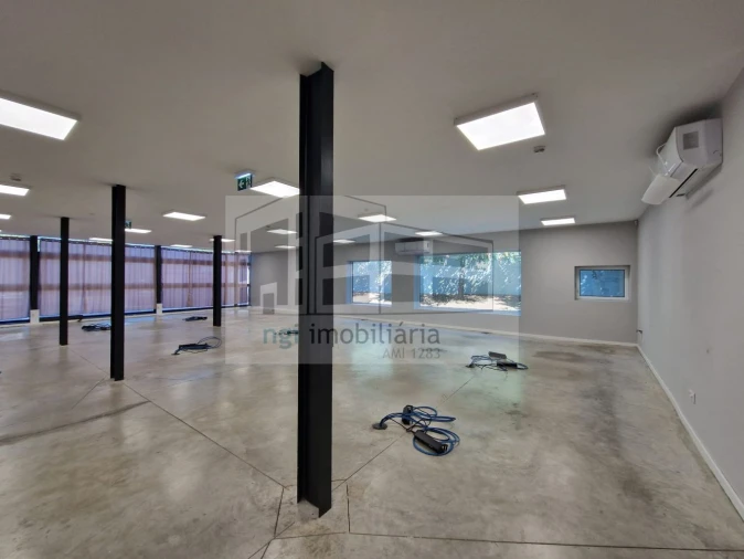 Loja para Arrendamento em Santo António dos Cavaleiros e Frielas Foto 21