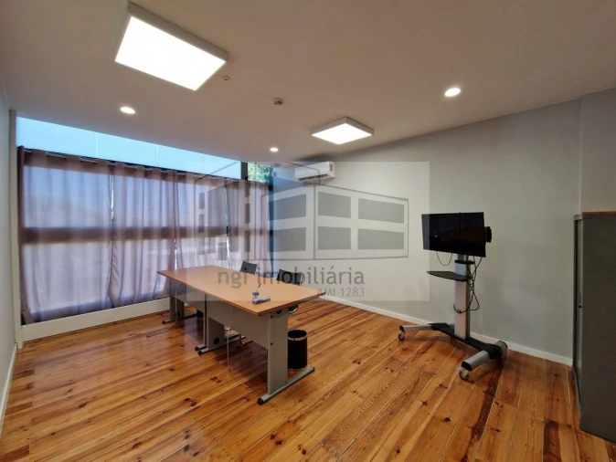 Loja para Arrendamento em Santo António dos Cavaleiros e Frielas Foto 51