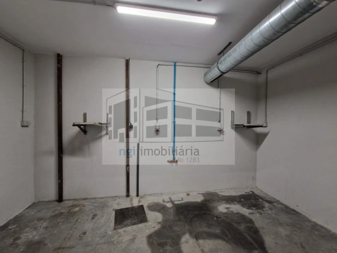 Loja para Arrendamento em Santo António dos Cavaleiros e Frielas Foto 31