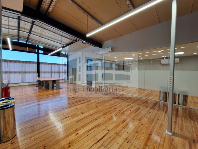 Loja para Arrendamento em Santo António dos Cavaleiros e Frielas Foto 53