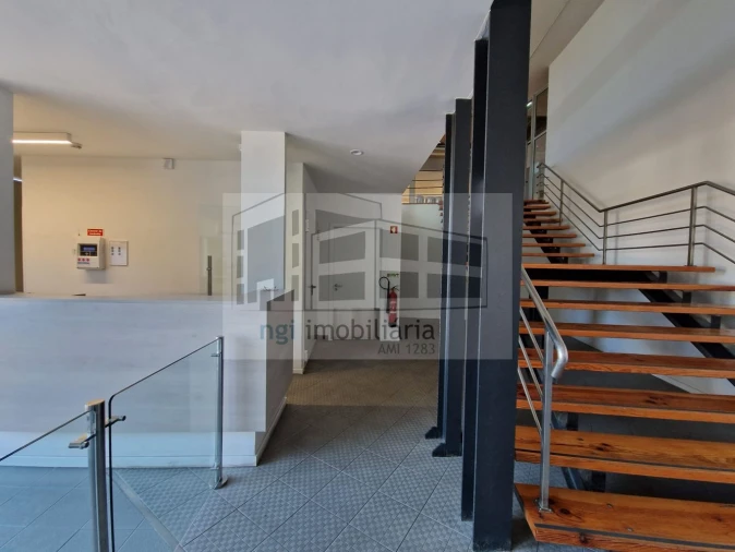 Loja para Arrendamento em Santo António dos Cavaleiros e Frielas Foto 39