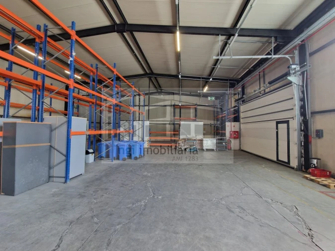 Loja para Arrendamento em Santo António dos Cavaleiros e Frielas Foto 12