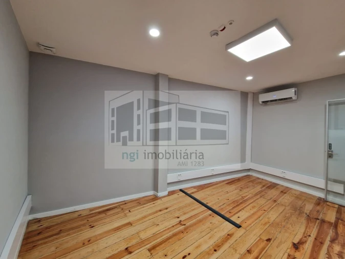 Loja para Arrendamento em Santo António dos Cavaleiros e Frielas Foto 52