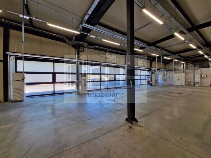 Loja para Arrendamento em Santo António dos Cavaleiros e Frielas Foto 3