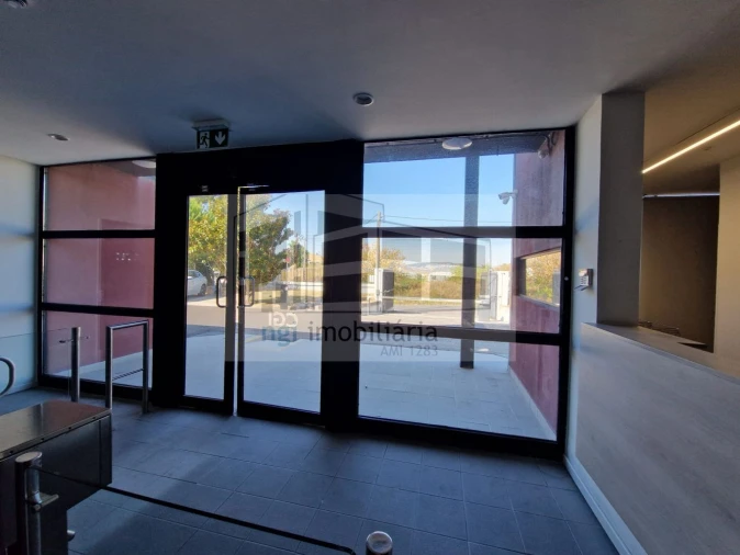 Loja para Arrendamento em Santo António dos Cavaleiros e Frielas Foto 38