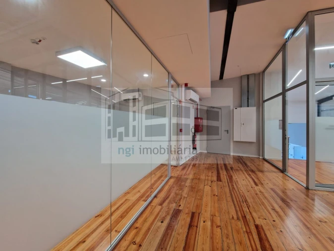 Loja para Arrendamento em Santo António dos Cavaleiros e Frielas Foto 46