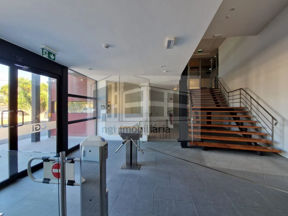 Loja para Arrendamento em Santo António dos Cavaleiros e Frielas Foto 36