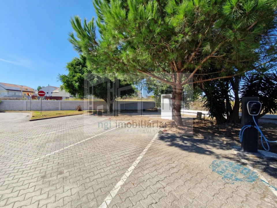 Loja para Arrendamento em Santo António dos Cavaleiros e Frielas Foto 42