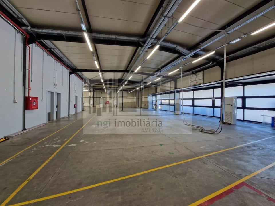 Loja para Arrendamento em Santo António dos Cavaleiros e Frielas Foto 4