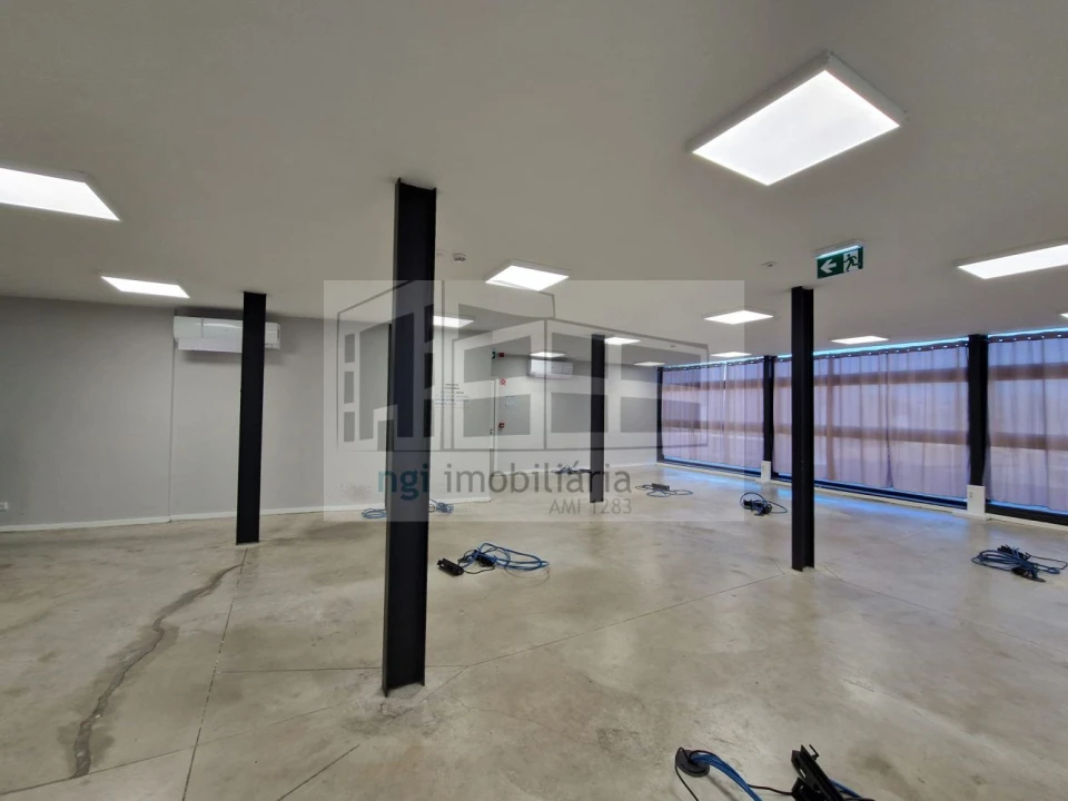 Loja para Arrendamento em Santo António dos Cavaleiros e Frielas Foto 25