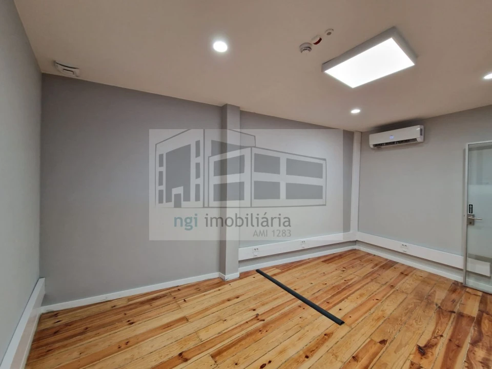 Loja para Arrendamento em Santo António dos Cavaleiros e Frielas Foto 52