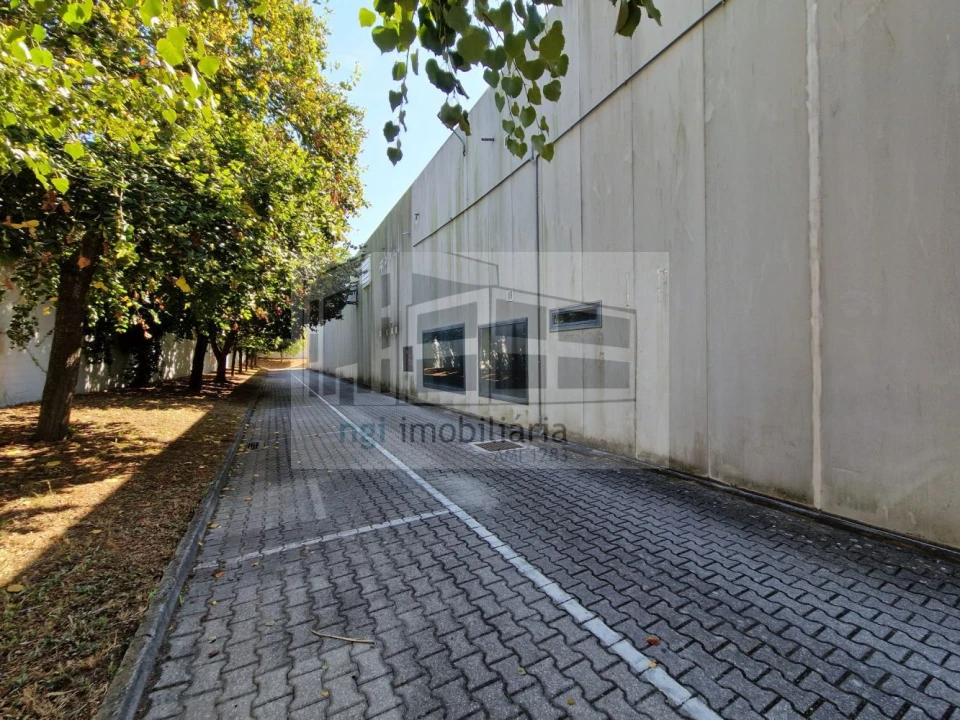 Loja para Arrendamento em Santo António dos Cavaleiros e Frielas Foto 55