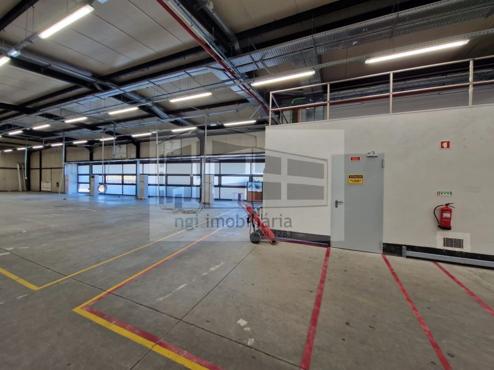 Loja para Arrendamento em Santo António dos Cavaleiros e Frielas Foto 7