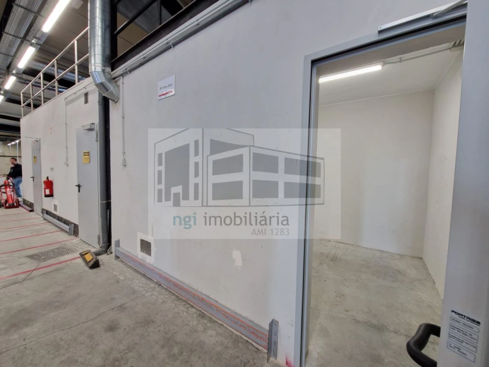 Loja para Arrendamento em Santo António dos Cavaleiros e Frielas Foto 9