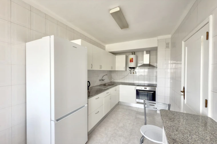 Apartamento T2 para Arrendamento em Águas Livres