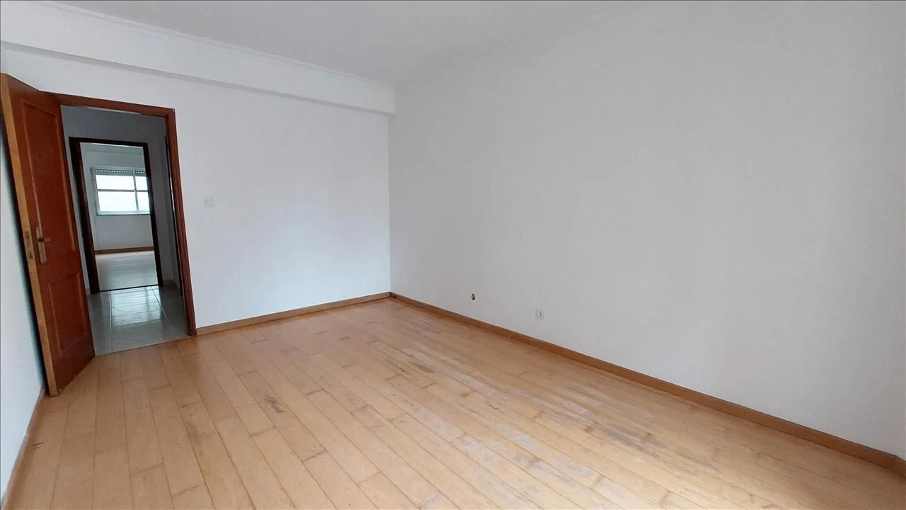 Apartamento T2 para Venda em Agualva e Mira-Sintra Foto 8