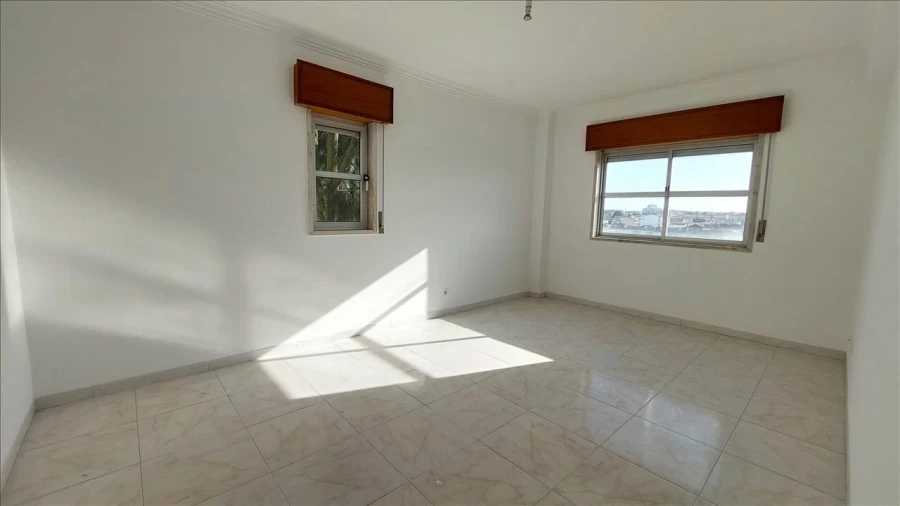 Apartamento T2 para Venda em Agualva e Mira-Sintra Foto 4