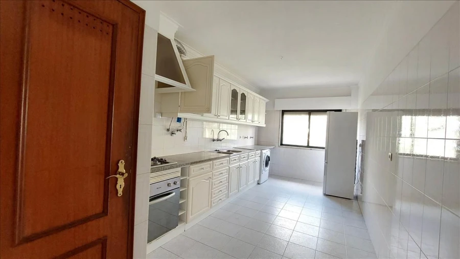 Apartamento T2 para Venda em Agualva e Mira-Sintra Foto 8