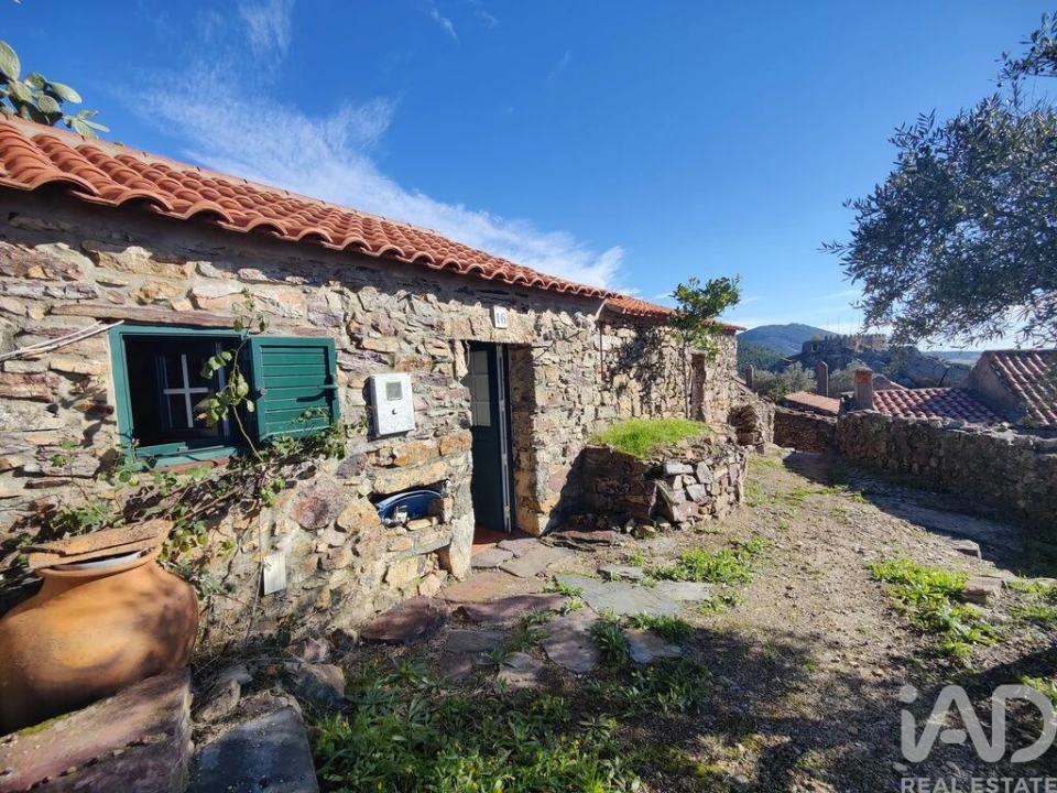 Prédio para Arrendamento em Penha Garcia Foto 2